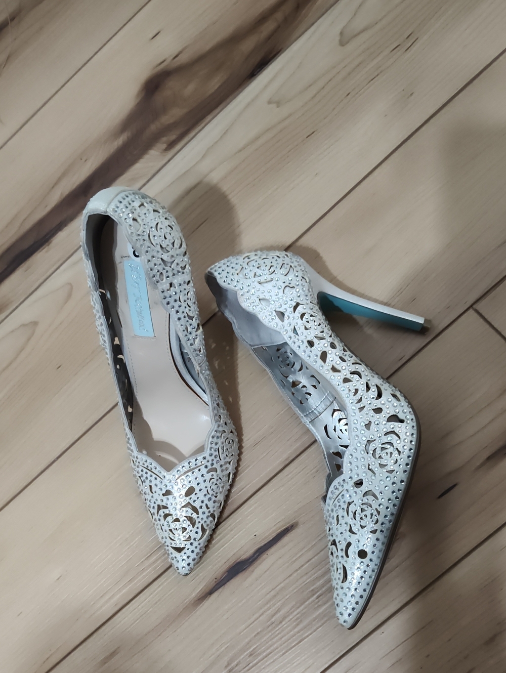 Blue by Betsey Johnson Elsa Silver Rhinestone Laser-Cut Pumps 8.5